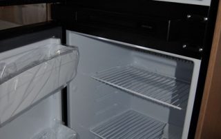 Carado T-338 Rummeligt køleskab og fryser
